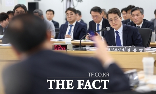 21일 경기도청에서 열린 국회 행정안전위원회 국정감사에서 윤건영 국회의원이 경기 북부 말라리아 환자 문제에 대한 질의를 김동연 경기도지사가 경청하고 있다. /경기도