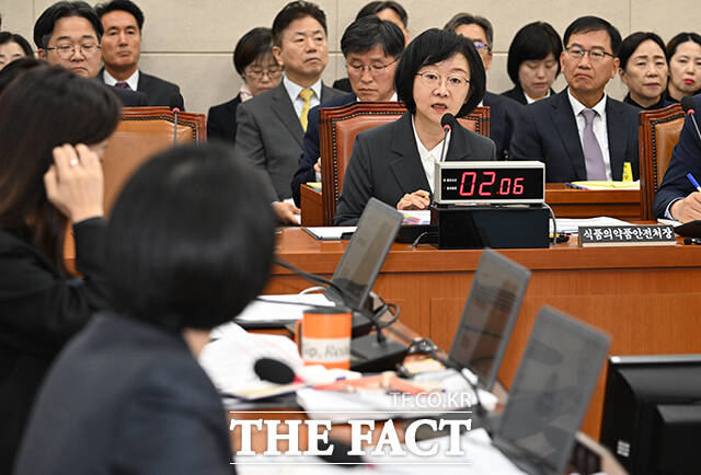 21일 식품의약품안전처(식약처) 국정감사에서 수입 농산물 잔류농약 관리가 미흡해 국민들의 식생활이 위협받는다는 지적이 나왔다. 국가필수의약품 부족 문제와 인공지능(AI)으로 만든 가짜 의료전문가 허위광고 문제도 제기됐다. 사진은 이날 오유경 식품의약품안전처장이 서울 여의도 국회에서 열린 보건복지위원회의 식품의약품안전처 등에 대한 국정감사에서 답변하는 모습. /국회=박헌우 기자