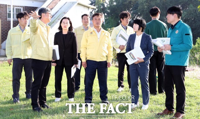 이학수 정읍시장은 지난 20일 고사부리성 복원 및 정비공사 현장과 말목장터 문화광장 조성 예정지를 차례로 방문해 추진상황을 점검하고 사업의 실효성과 시민 체감도를 높이기 위한 현장 중심 적극행정을 펼쳤다. /정읍시