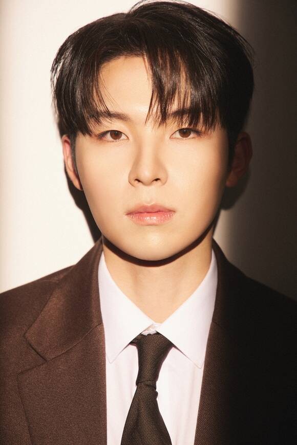 가수 범진이 더블엑스엔터테인먼트와 재계약을 체결하고 아티스트 중심의 장기 프로젝트를 시작한다. /더블엑스엔터