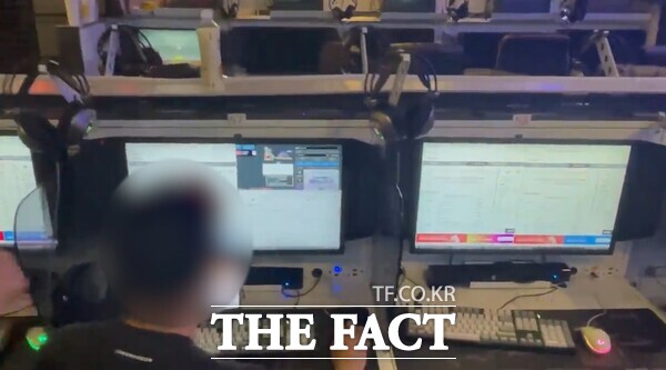 경찰이 지난 7월 25일 경기도의 한 PC방에서 A씨가 매크로프로그램을 이용해 프로야구 티켓을 확보하고 있는 모습을 포착해 현행범으로 체포하고 있는 모습 ./대전경찰청