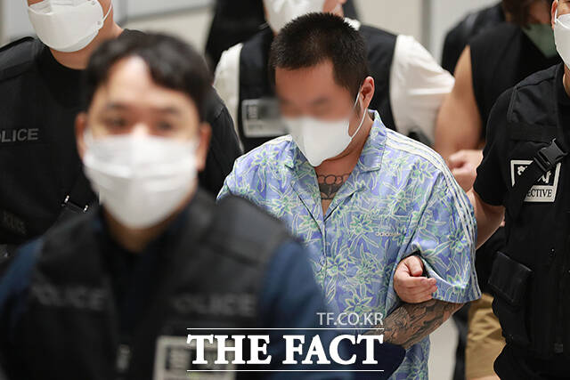 캄보디아 온라인 사기에 가담해 구금된 한국인들이 지난 18일 오전 인천국제공항을 통해 송환되고 있다. /인천국제공항=장윤석 기자