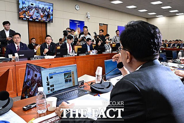 박정훈 국민의힘 의원(왼쪽 세번째)이 16일 국회 과학기술정보방송통신위원회에서 열린 원자력안전위원회 등에 대한 국정감사에 참석해 신상발언을 하던 김우영 민주당 의원(오른쪽)과 언쟁을 벌이는 모습. /배정한 기자