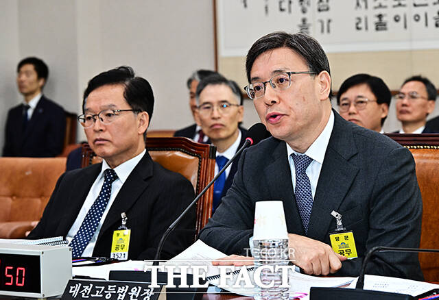 질의에 답변하는 이원범 대전고등법원장.