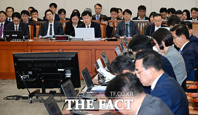 앞줄 왼쪽부터 백승보 조달청장, 안형준 국가데이터처장, 이명구 관세청장.