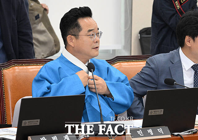 민병덕 더불어민주당 의원이 21일 오전 서울 여의도 국회에서 열린 정무위원회의 금융감독원에 대한 국정감사에 한복을 입고 참석하고 있다. /국회=박헌우 기자