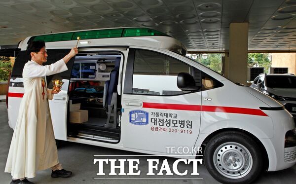 가톨릭대학교 대전성모병원 김제동 원목실장 신부가 21일 열린 특수구급차 축복식에서 성수를 뿌리고 있다. /대전성모병원