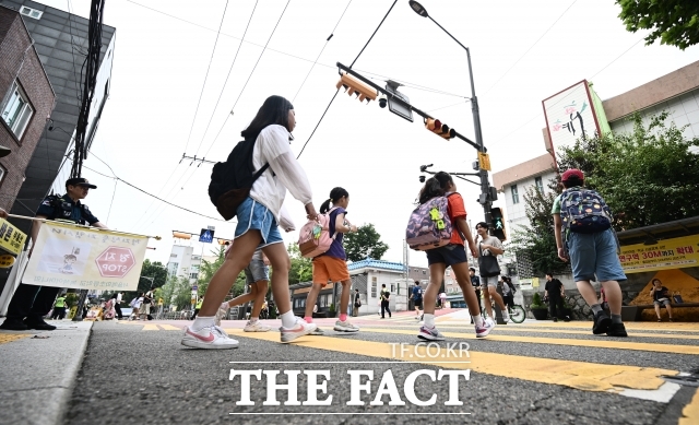 학생들의 마음건강 관련 지표는 매년 악화하는 추세다. 사진은 서울의 한 초등학교 건널목으로 기사 내용과 무관./박헌우 기자