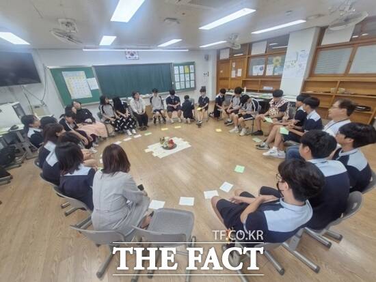 경기 고양시가 올해 진행한 밝은학교문화 만들기 사업에 참여한 지역 내 중학생들의 모습. /고양시