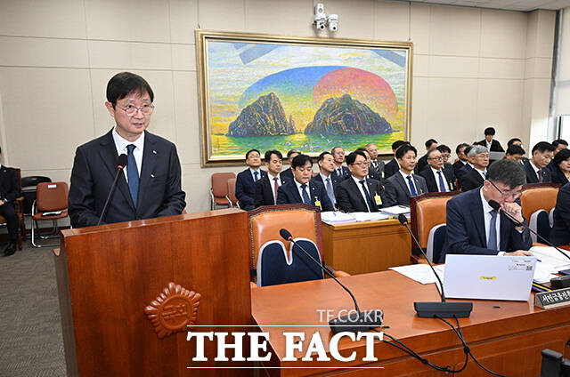 이찬진 금융감독원장이 21일 오전 서울 여의도 국회에서 열린 정무위원회의 금융감독원에 대한 국정감사에 참석해 업무보고를 하고 있다. /국회=박헌우 기자