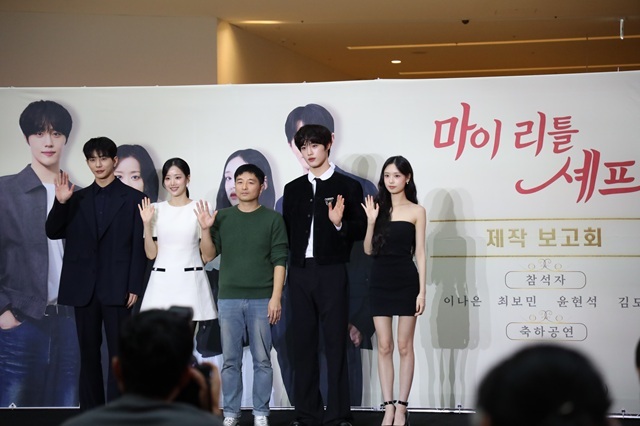 배우 최보민 이나은, 김상훈 감독, 그룹 CIX(씨아이엑스) 윤현석, 그룹 파나틱스 김도아가 21일 오후 2시 경기도 고양시 덕양구 스타필드 고양 1층 센트럴아트리움에서 열린 숏폼 드라마 마이리틀셰프 제작발표회에서 포즈를 취하고 있다. /마인즈그라운드