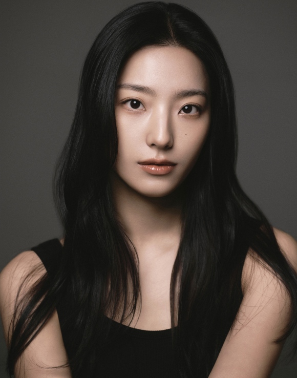 배우 이새롬이 그룹 프로미스나인에서 탈퇴한 후 처음으로 소식을 전한 가운데 새 소속사와 전속계약을 체결하고 연기 활동에 나선다고 밝혔다. /333