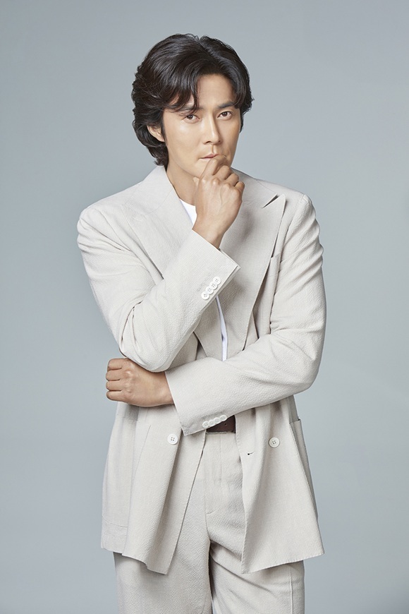 배우 조동혁이 연극 선율에서 보조 프롬프트 AI 율 역을 맡아 활약한다. /6엔터테인먼트