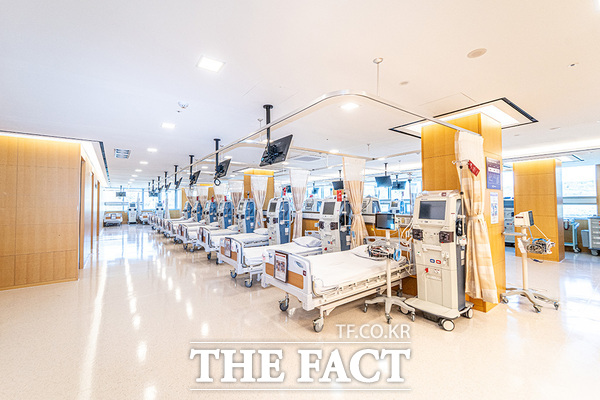 유성선병원이 환자들에게 보다 안전하고 편안한 투석 경험을 제공하기 위해 신장내과 전문의가 상시 운영하는 인공신장실을 운영한다. 사진은 인공신장실 내부 전경. /유성선병원