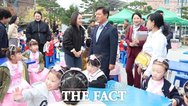 ‘제5회 어르신과 함께하는 어린이예술제’가 21일 정읍 수성동 근린공원에서 열렸다. /정읍시