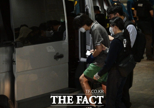 외교부는 21일 김진아 2차관 주재로 우리 국민 취업사기·감금 피해와 관련한 본부-공관 합동 상황점검회의를 개최했다고 밝혔다. 사진은 캄보디아 온라인 사기에 가담해 구금됐던 한국인들이 지난 18일 인천국제공항을 통해 송환된 후 차량에 탑승하는 모습. /장윤석 기자