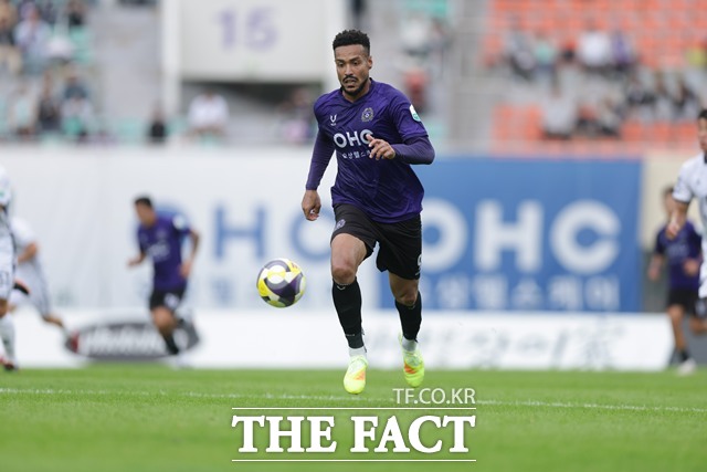 ‘하나은행 K리그1 2025’ 33라운드 MVP 영예를 차지한 안양 모따./K리그