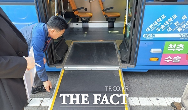 대전시 관계자가 2025년 하반기 시내버스 안전 일제 점검을 실시하고 있는 모습. /대전시