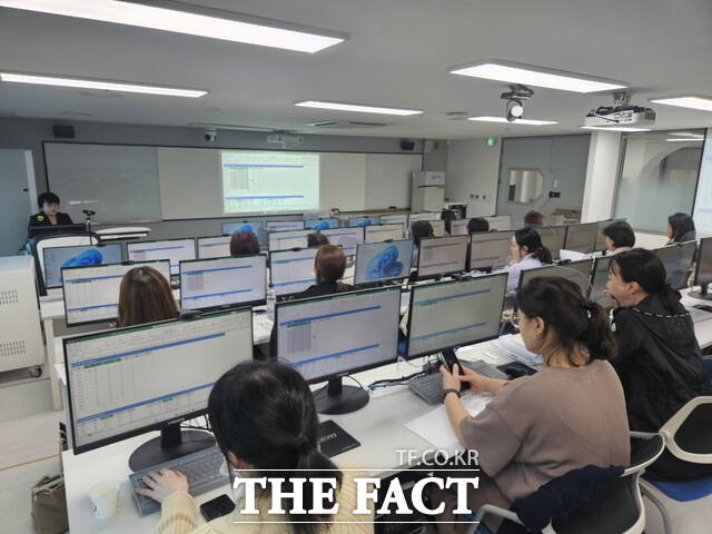 천안교육지원청은 관내 교무행정사 94명을 대상으로 실습형 연수를 진행하고 있다. /천안교육지원청