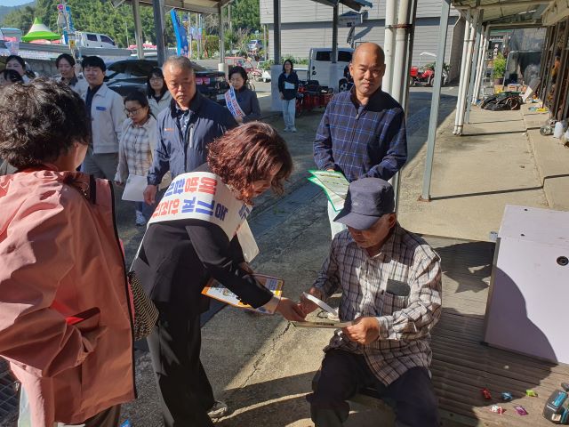 곡성군이 석곡면 전통시장에서 교통사고 예방 캠페인을 진행하고 있다. /곡성군