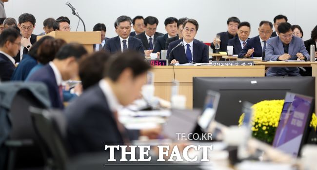 21일 오전 경기도청 4층 율곡홀에서 열린 2025 행정안전위원회 국정감사에서 김동연 경기도지사가 의원들의 질의에 답변하고 있다. /경기도