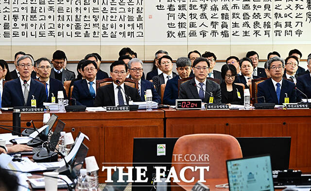 설범식 광주고등법원장과 진성철 대구고등법원장, 이원범 대전고등법원장, 박종훈 부산고등법원장(왼쪽부터)이 21일 오전 서울 여의도 국회 법제사법위원회에서 열린 대전고등법원 등에 대한 국정감사에 출석하고 있다. /국회=배정한 기자