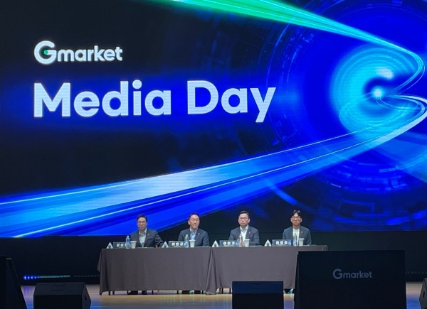 21일 서울 코엑스에서 열린 지마켓 기자간담회에서 경영진들이 지마켓의 새로운 전략에 대해 소개하고 있다. (왼쪽부터) 장승환 지마켓 대표, 이민규 영업본부장, 이민기 셀러그로스 담당, 김정우 PX본부장. /문은혜 기자