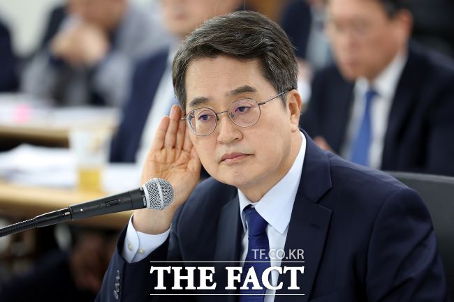 21일 오전 경기도청 4층 율곡홀에서 열린 2025 국회 행정안전위원회 국정감사에서 김동연 경기도지사가 의원 질의를 경청하고 있다. /경기도