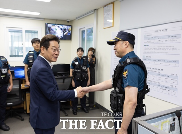 이재명 대통령이 3일 서울 중구 중부경찰서 약수지구대를 찾아 근무자와 악수를 하고 있다. /대통령실