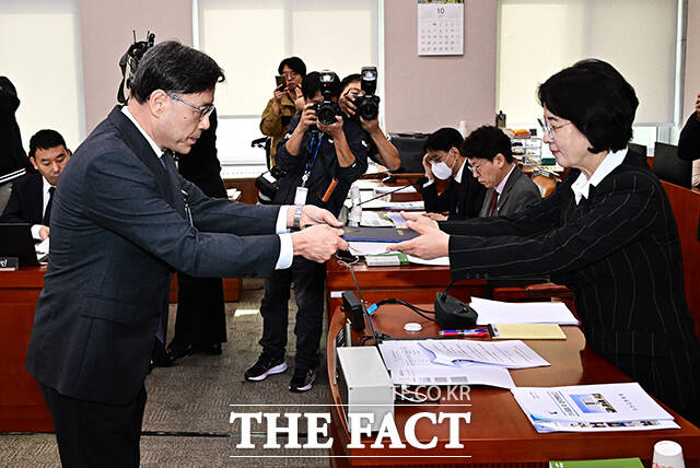 추미애 법사위원장에게 선서문 제출하는 이원범 대전고등법원장.