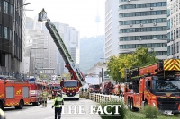  서울광장 인근 센터빌딩서 화재...40여분 만 초진 [TF사진관]