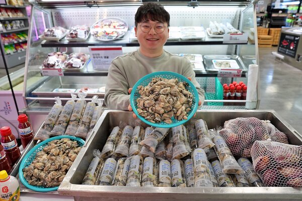 롯데마트가 생굴을 비롯한 겨울철 수산물 판매를 본격적으로 개시한다. /롯데마트
