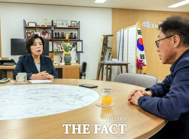 신계용 과천시장 인터뷰 진행 모습. /과천=김동선 기자