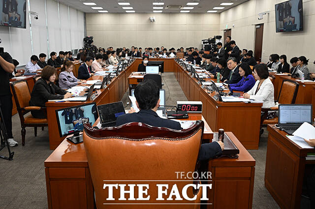 22일 이주영 개혁신당 의원은 한국보건산업진흥원이 최근 5년 연구중단 및 부정행위 발생 보건의료 연구개발(R&D) 과제에 투입한 지원 금액이 1426억원에 달했다고 밝혔다. 사진은 지난 15일 열린 보건복지위원회의 보건복지부 등에 대한 국정감사. /국회=박헌우 기자