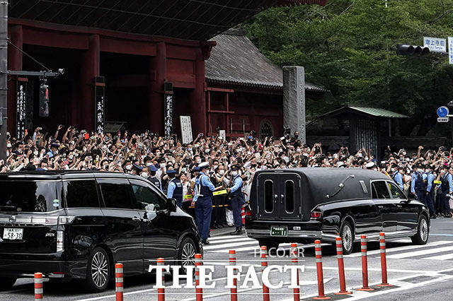 지난 2022년 7월 아베 신조 전 일본 전 총리를 사제 총기로 살해한 혐의를 받는 야마가미 데쓰야의 모친이 아들의 재판에 증인으로 출석할 예정으로 알려졌다. 사진은 지난 2022년 7월 12일 아베 전 총리의 시신 운구 차량(오른쪽)이 일본 도쿄의 조죠지에서 장례식을 마친 사찰을 떠나는 모습. /AP.뉴시스