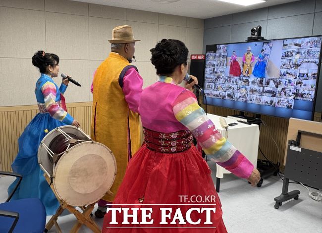 ‘부엉이예술단’이 스마트경로당을 통해 찾아가는 경로당 문화공연을 진행했다. /부천시