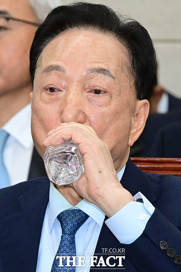 김철수 대한적십자사 회장이 22일 서울 여의도 국회에서 열린 보건복지위원회의 한국보건산업진흥원 등에 대한 국정감사에 출석해 물을 마시고 있다. /국회=남윤호 기자