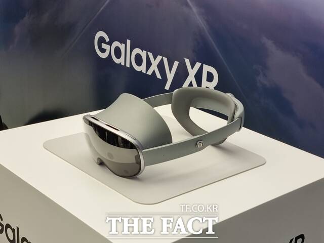 삼성전자가 22일 새로운 AI 경험을 제공하는 헤드셋 형태의 모바일 기기 갤럭시XR을 출시했다. /이성락 기자