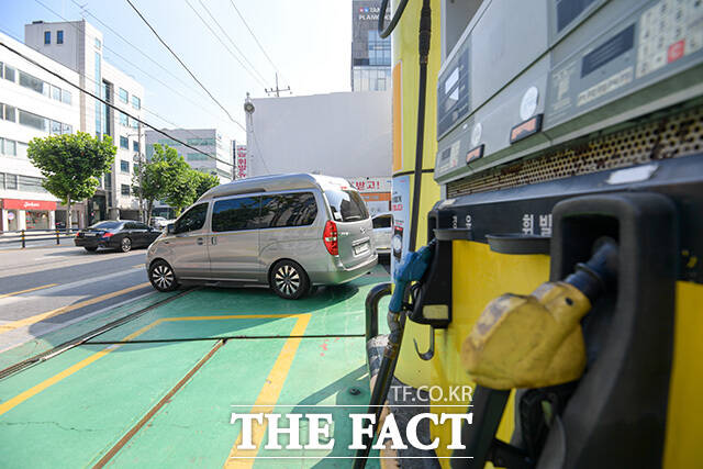 정부가 이달 31일 종료 예정인 유류세 한시적 인하 조치를 연말까지 2개월 추가 연장한다. /더팩트DB
