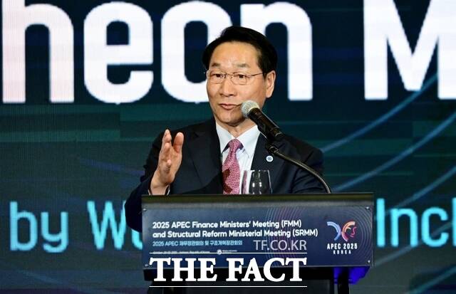 유정복 인천시장이 21일 경원재에서 열린 APEC 재무장관회의 만찬에서 만찬사을 하고 있다. /인천시