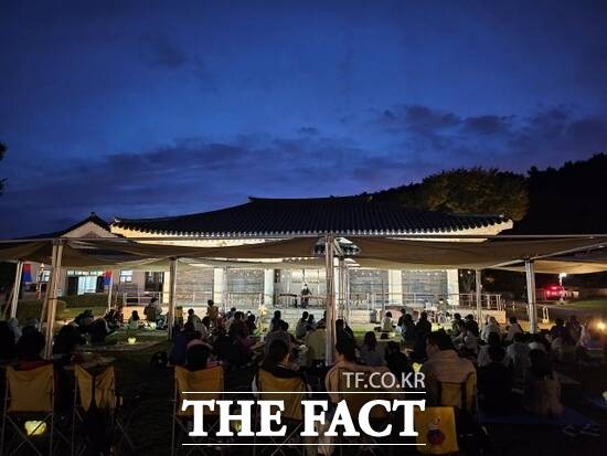 경기 남양주시가 정약용유적지 일원에서 운영한 2025 여유당 야행의 프로그램을 찾은 참가자들이 지난 18일 진행된 ‘하피첩 기다림의 노래’ 버스킹 공연을 관람하고 있다. /남양주시