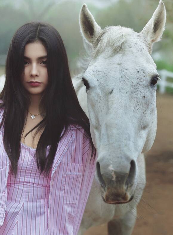 아이사는 멕시코에서 피겨스케이트로 빙판 위에 섰는데 이제 한국에서 노래로 무대에 서는 제 여정의 조각들을 담은 앨범이라고 소개했다. /미나리엔터