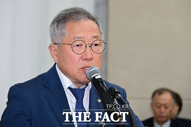 지방의료원 적자·인력난 문제가 22일 국감에서 제기됐다. 윤석열 정부에서 대한적십자사가 코로나19 확산에 영향을 미친 신천지에 수십차례 표창장을 수여한 데 대해 질타가 쏟아졌다. 윤석열 전 대통령 대선캠프 공동후원회장 출신 김철수 적십자사 회장은 비상계엄이 옳다고 생각하느냐는 질의에 답변을 거부했다. 이날 김영완 전국지방의료원연합회장이 서울 여의도 국회에서 열린 보건복지위원회의 한국보건산업진흥원 등 국정감사에 출석해 질의 답변하고 있다. /남윤호 기자