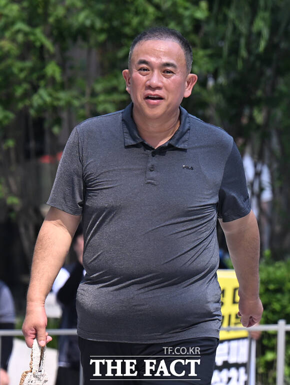 명태균 씨가 지난 8월 1일 오전 서울 종로구 KT광화문빌딩 웨스트에 마련된 김건희 여사 관련 의혹 수사 중인 민중기 특별검사팀 사무실로 출석하고 있다./이새롬 기자