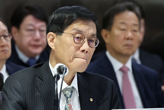 이창용 한국은행 총재가 20일 오전 서울 중구 한국은행에서 열린 국회 기획재정위원회의 한국은행에 대한 국정감사에서 생각에 잠겨 있다. /뉴시스