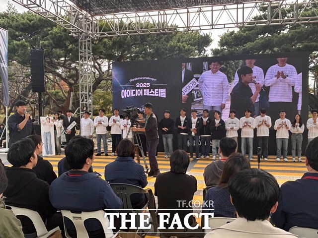 22일 경기 화성시 남양연구소 설계1동 앞 야외무대에서 열린 2025 아이디어 페스티벌 본선 경연 현장. 임직원들이 무대 앞에서 참가팀의 시연을 지켜보고 있다. /화성=황지향 기자