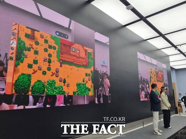 갤럭시XR을 통해 게임을 시연하고 있다. /이성락 기자