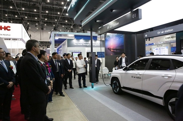 한화 건설부문은 22일부터 오는 25일까지 대구 엑스코에서 열리는 2025 대한민국 미래모빌리티엑스포(DIFA)에 참가해 화재감지 기능을 강화한 차세대 천장형 전기차 충전시스템 EV 에어 스테이션(air station)을 선보였다. /한화 건설부문