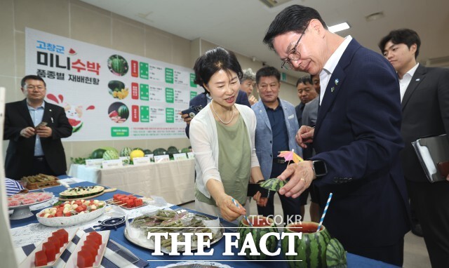 고창군이 농림축산식품부 주관 2026년 농산물산지유통센터(APC) 지원사업 공모에서 최종 대상자로 선정돼 지역농산물 경쟁력 강화사업이 추진된다고 22일 밝혔다. 사진은 지난 6월 17일 고창 미니수박 평가회 /고창군