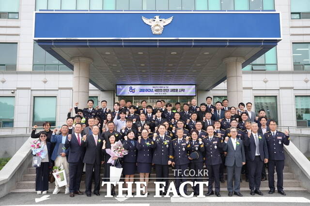 아산경찰서는 21일 제80주년 경찰의 날을 맞아 기념행사를 열었다. 참석자들이 기념 촬영을 하고 있다. /아산경찰서